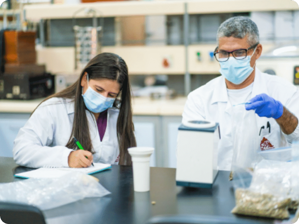 personas en laboratorio realizando análisis de muestras de café